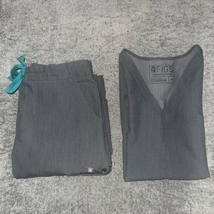 Figs Graphite Casma Three-Pocket Scrub Top 
Graphite Yola Skinny Scrub Pants 2.0